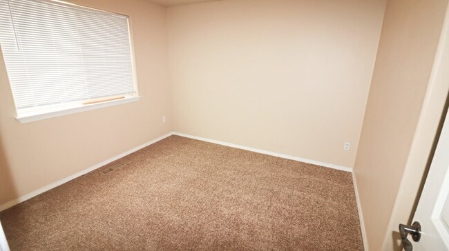 Building Photo - *MOVE IN SPECIAL*  3 Bedroom 2 Bath Single...
