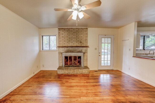 Building Photo - 3 BED 2 BATH! Schedule a tour today!