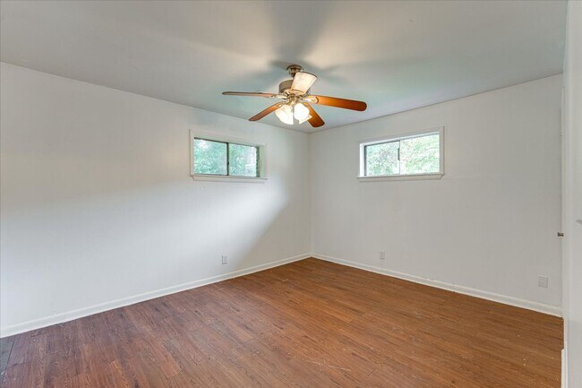 Building Photo - Charming Renovated 2-Bedroom Duplex Near D...