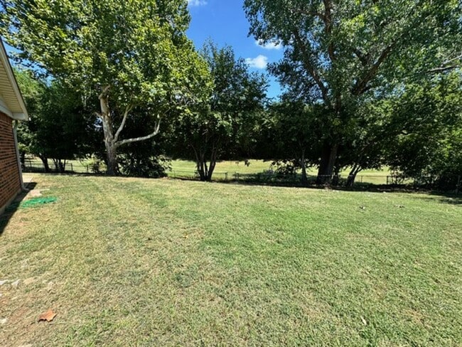 Building Photo - 3 bed 2 bath house now available for lease