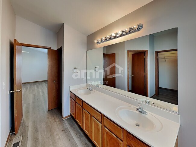 Building Photo - 3803 Saratoga Dr