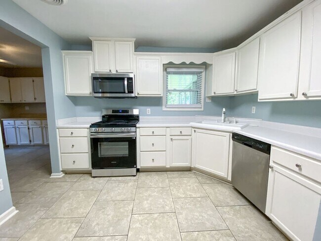 Building Photo - 2 Bedroom, 1 Bathroom Near N Graham and Sa...
