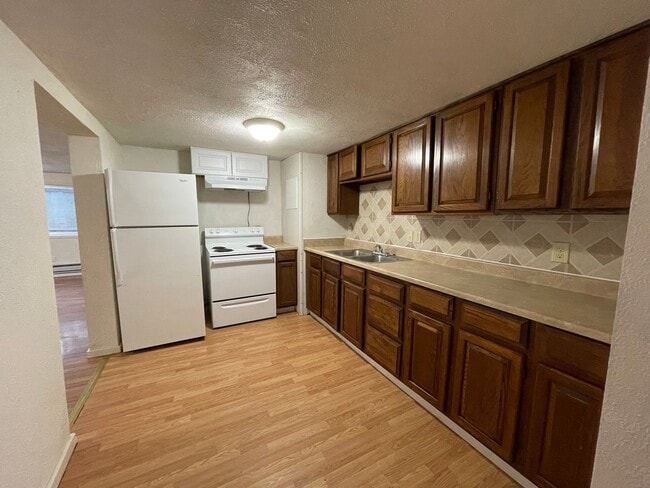 Building Photo - 2 Bedroom Downstairs Apartment in Winston