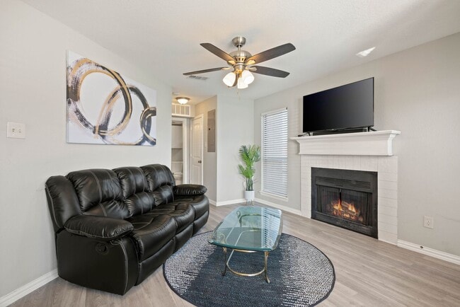 Building Photo - Furnished Condo with Modern Finishes in Ar...