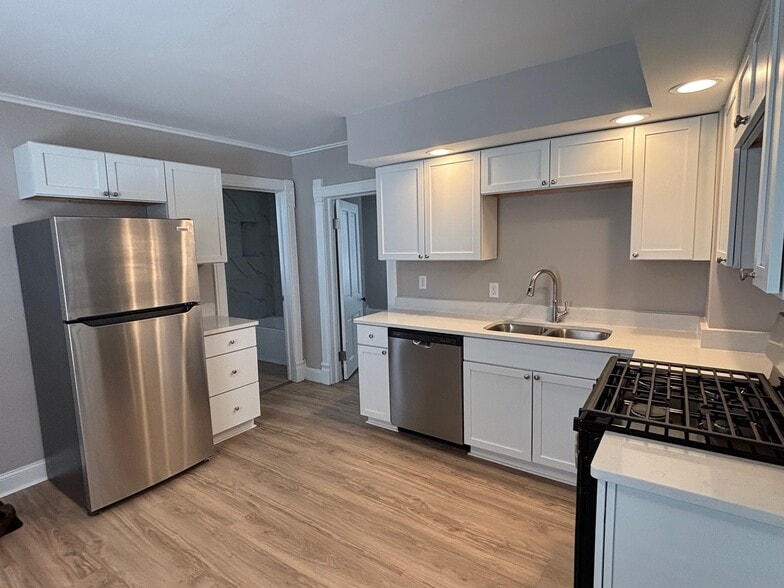 Building Photo - 402 E Elm St