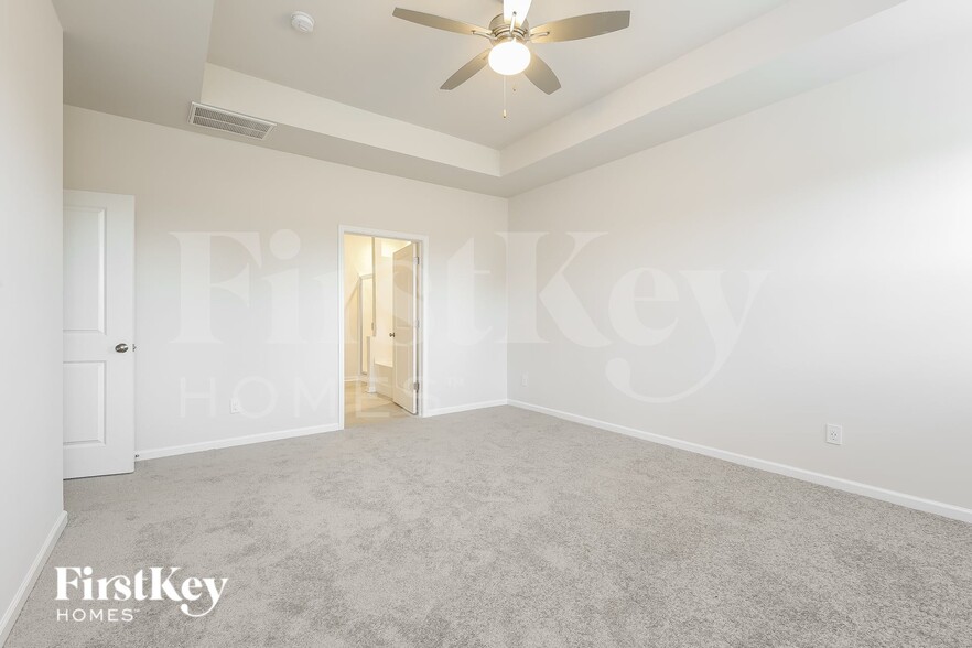 Building Photo - 513 Hillpark Ln