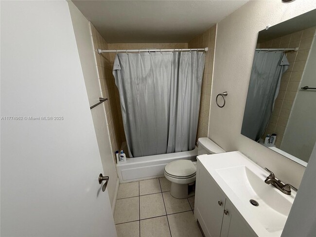 Building Photo - 801 Brickell Bay Dr