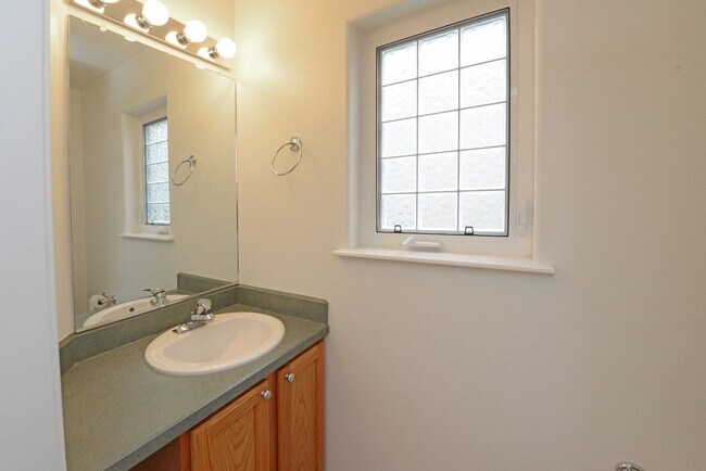 Building Photo - 264 Dailey Ave