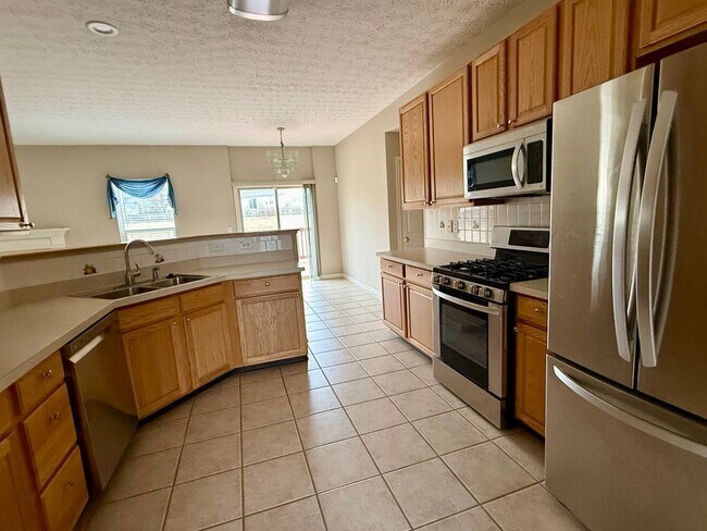 Building Photo - Gorgeous 4 bedroom, 2.5 bath home located in Pickerington Schools