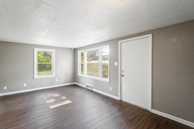 Building Photo - Charming 2 Bedroom Home in KCK! First Month Rent Free!