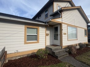 Building Photo - Peaceful Small-Town Getaway!