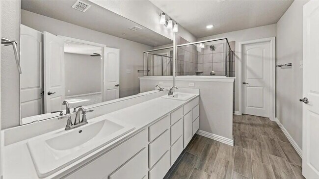 Building Photo - Ready to lease 3 Beds, 2.5 baths Townhome in the Community of Cloverleaf Crossing in Mesquite, TX.