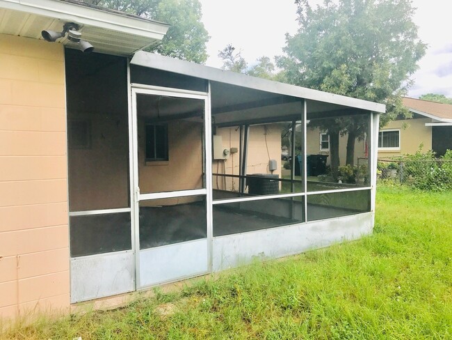 Building Photo - Great 3 bedrooms 2 baths single-family hom...