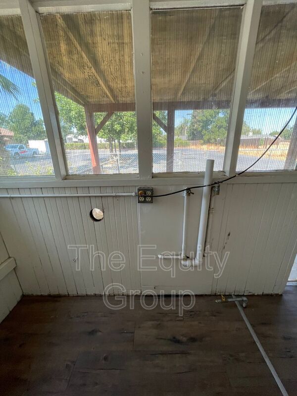 Building Photo - 939 Chinowth St