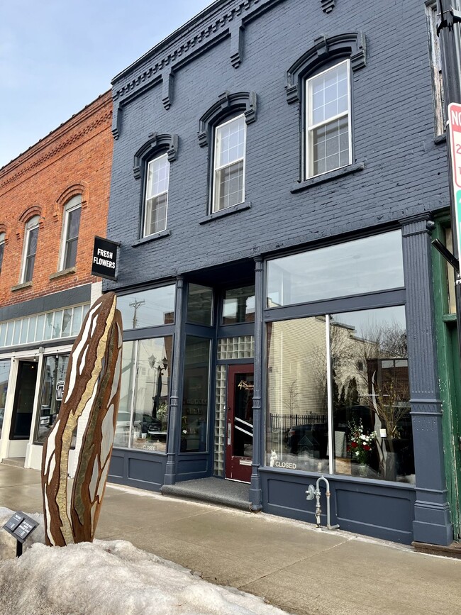 Building Photo - 3 Bed 1 Bath overlooking historic Grand Ave Available June 1st!