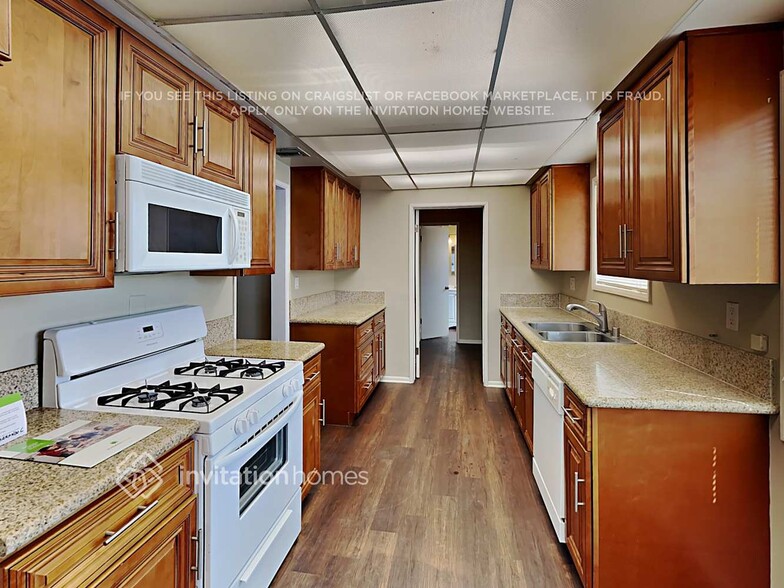 Building Photo - 14251 Minnehaha St