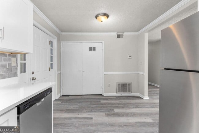 Building Photo - 121 Mark Twain Cir