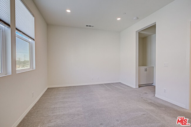 Building Photo - 681 S District Way