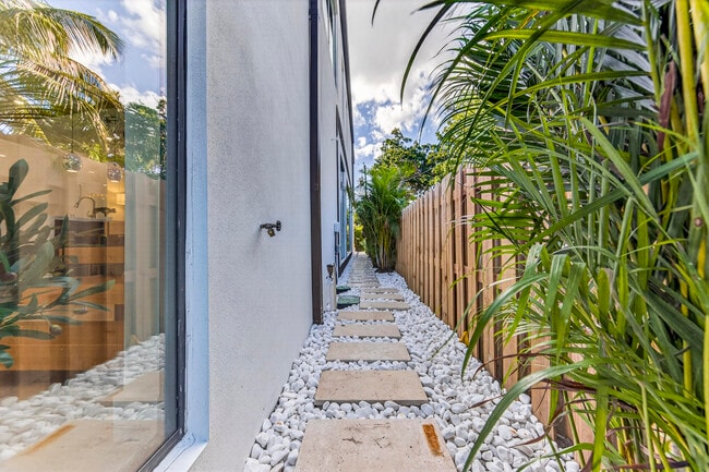 Building Photo - 1121 NE 17th Ave