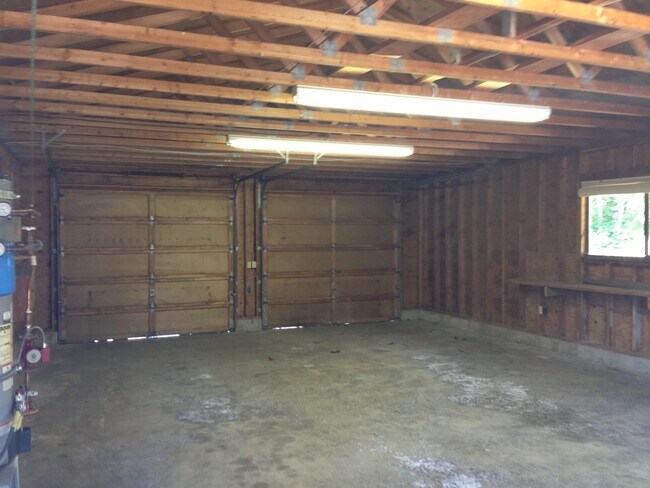 Building Photo - 925 E Classic Rd