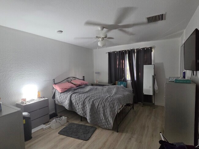 Building Photo - 6036 SW 19th Ct