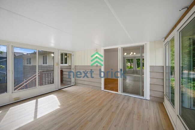 Building Photo - Charming 3-Bedroom Edmonds Home with 2 Full Baths and Spacious 1982 Sq. Ft. Living Space!