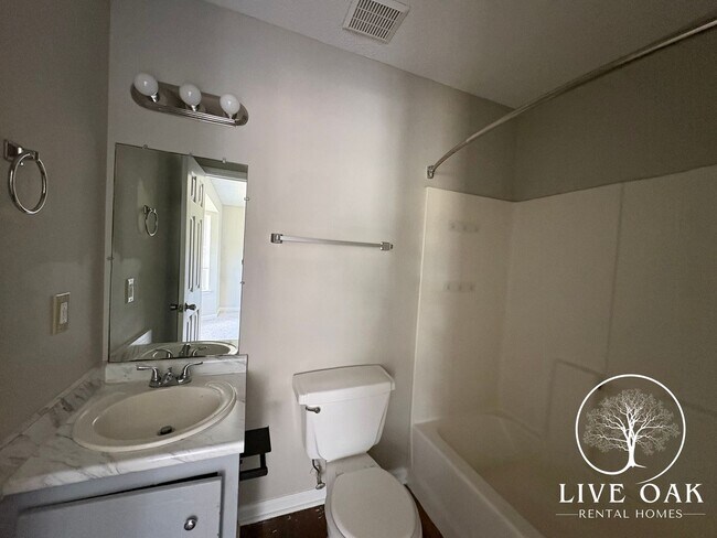 Building Photo - MOVE IN SPECIAL: $500 OFF 1ST MONTH'S RENT!**