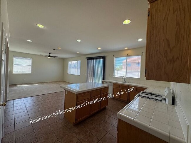 Building Photo - Spaciouse 4 Bed- 3 full Bath + plus Loft Home