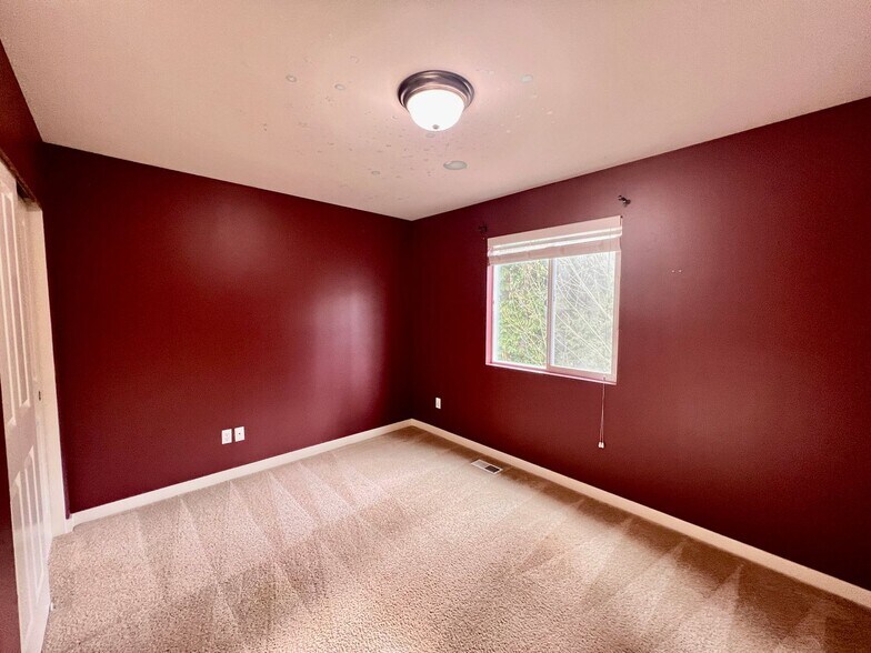 Building Photo - 4 Bedroom In Woodridge