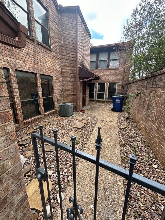 Building Photo - 3425 Courtyard Cir