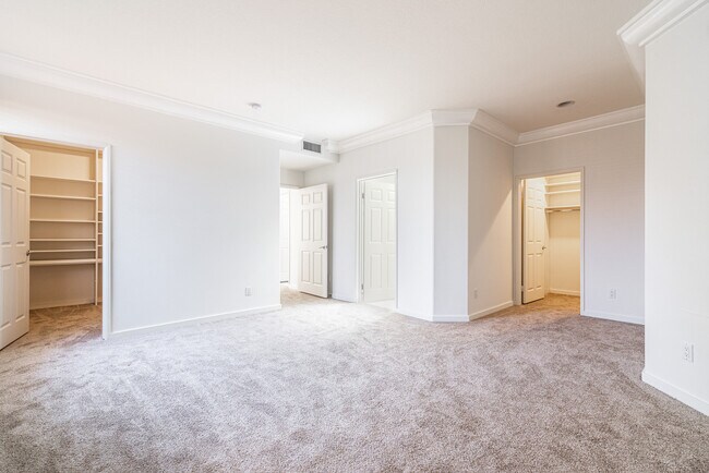 Building Photo - Private Updated 3-Bedroom 3-Bathroom Tri-L...