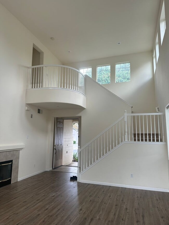 Building Photo - Great Location! 4BD | 2.5BA | Desirable Br...