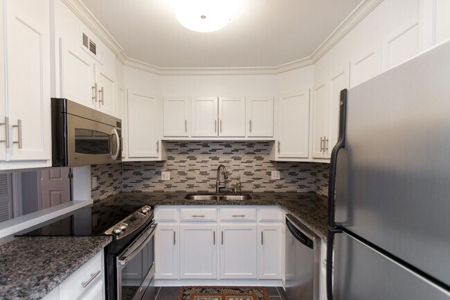Building Photo - Pool View Condo Available!