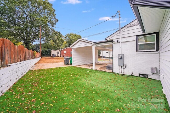 Building Photo - 2301 Shamrock Dr