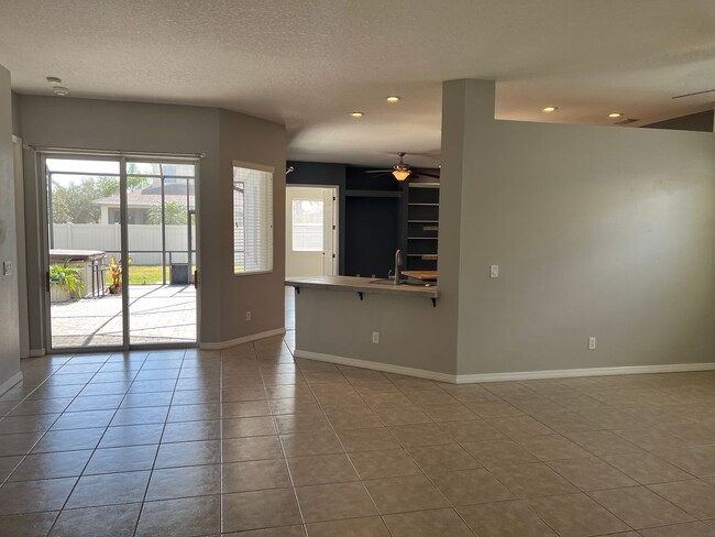 Building Photo - 3 Bedroom 2 Bath Single Family Home