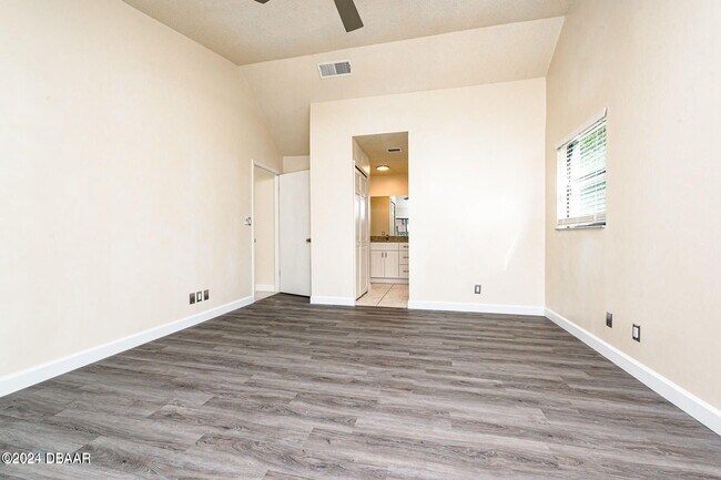 Building Photo - 4 Baywood Dr