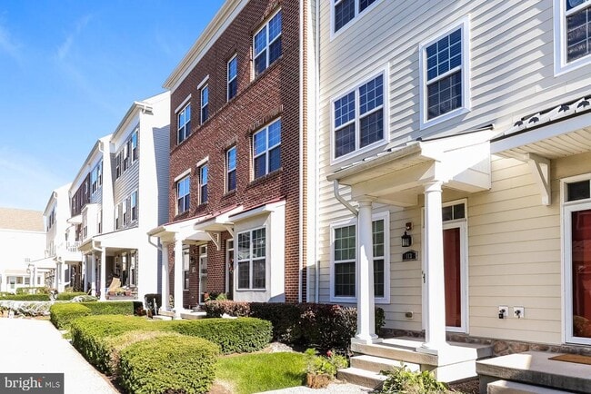 Building Photo - 113 Royal Mews