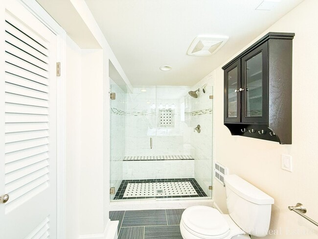 Building Photo - Beautiful newly remodeled 3 bed/2 bath home! Walking distance to Northgate Lightrail!