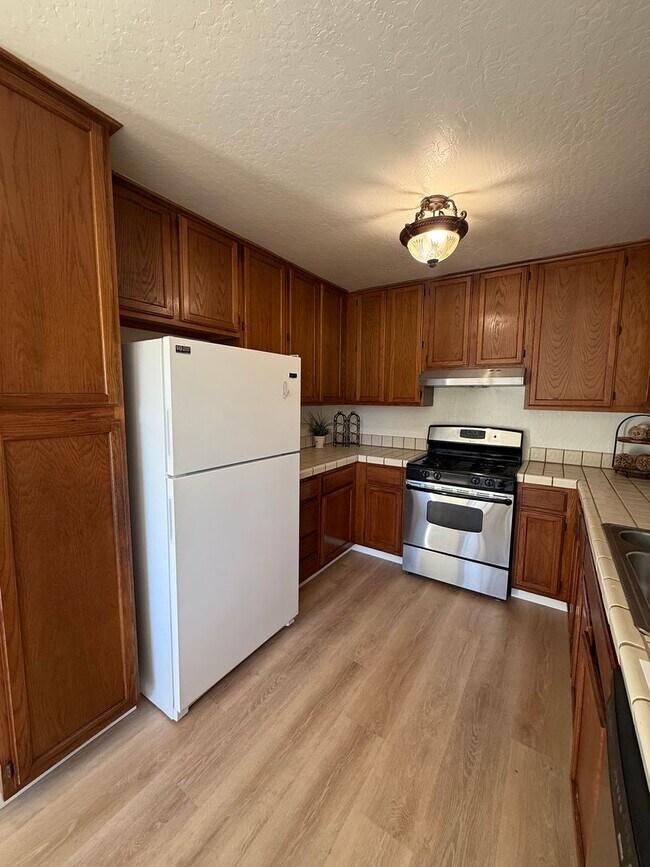 Building Photo - Light-Filled Modern 3 Bedroom Townhome