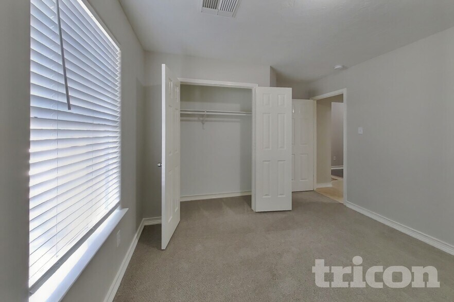 Building Photo - 29418 Fox River Dr