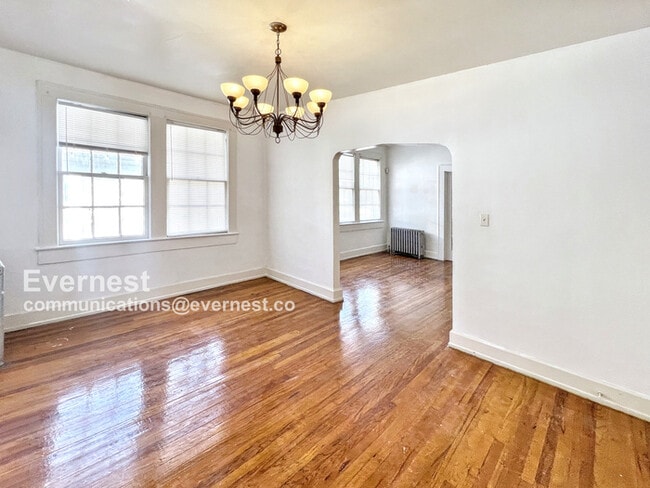 Building Photo - 904 3rd St W