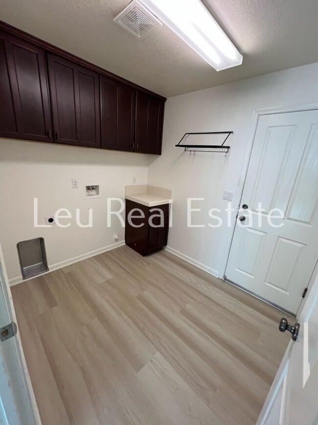 Building Photo - Lovely, 5bd, 3ba home in Serrano, with 3 c...