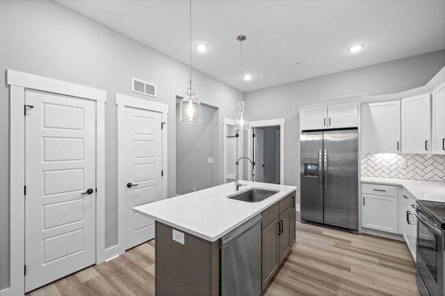 Building Photo - Gorgeous 3 Story 4 Bedroom Pet Friendly Home For Rent!