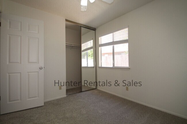 Building Photo - Awesome Duplex!