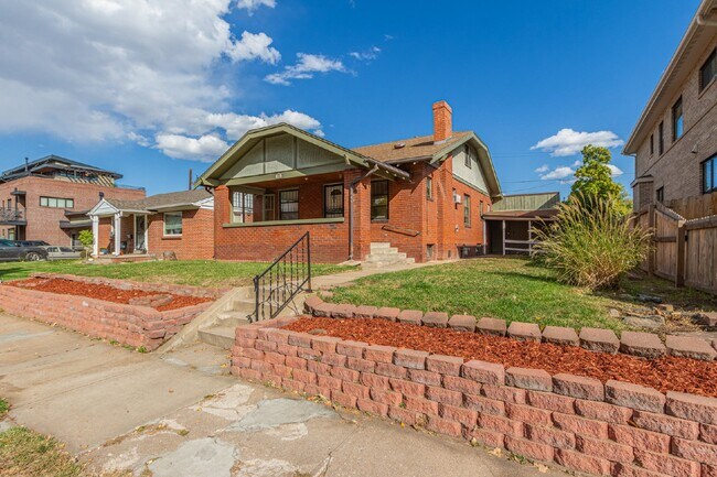 Building Photo - Great two bed two bath bungalow for rent i...