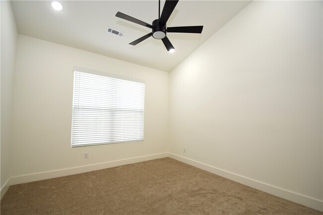 Building Photo - 674 Sun Meadows Loop