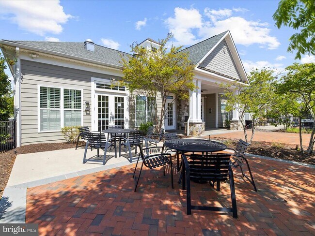 Building Photo - 8512 Pine Springs Dr