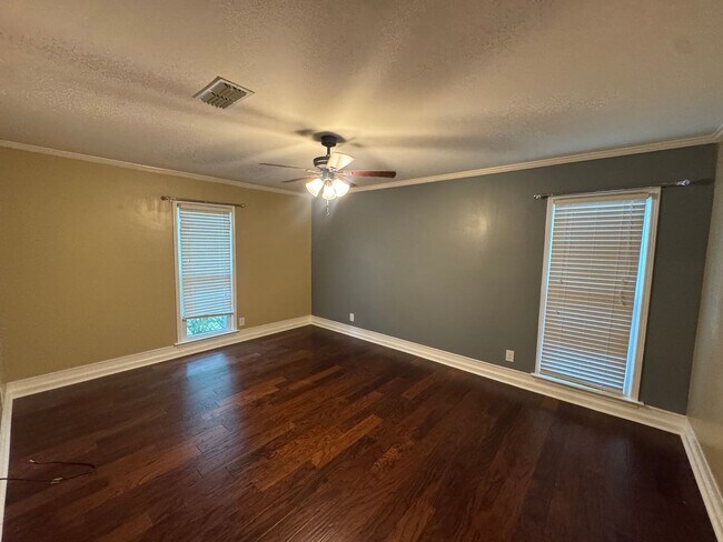 Building Photo - Beautiful home with over 2k square feet!