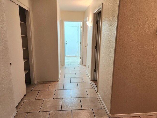 Building Photo - Rental Home Available in Surprise!