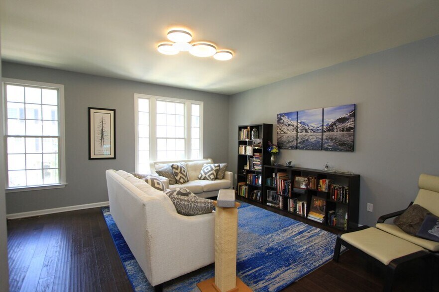 Building Photo - 129 Parkway Ct